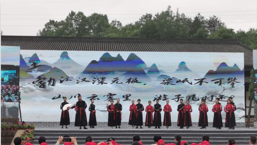 1558512950856466.jpg 诗歌朗诵.jpg