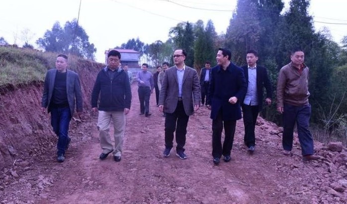 2017年3月，黄泽栋（左一）陪同省作协党组书记侯志明（左三）主席阿来（左二）一行在大田村调研对口扶贫项目   摄影陈福成.jpg