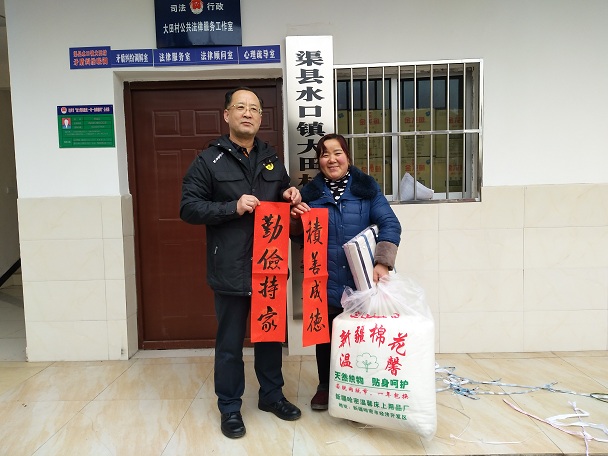 1590121500348453.jpg 2019.1.25侯志明为任华题写春联 史向武拍摄.jpg