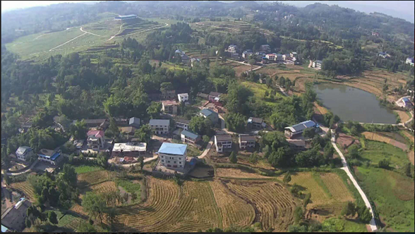 1590121589481532.png 鸟瞰退出贫困村序列后的渠县岩峰镇大田村 李太书 摄.png