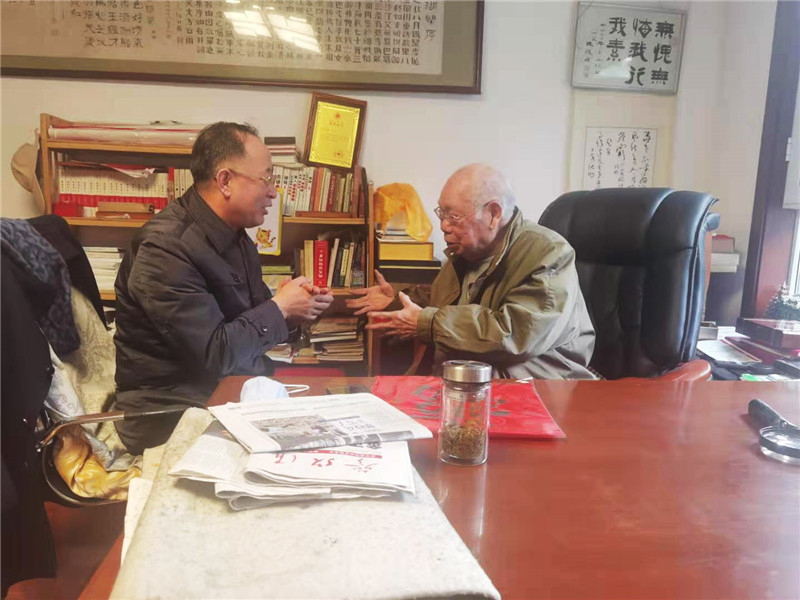 省作协党组书记、常务副主席侯志明看望慰问省作协老领导马识途.jpg