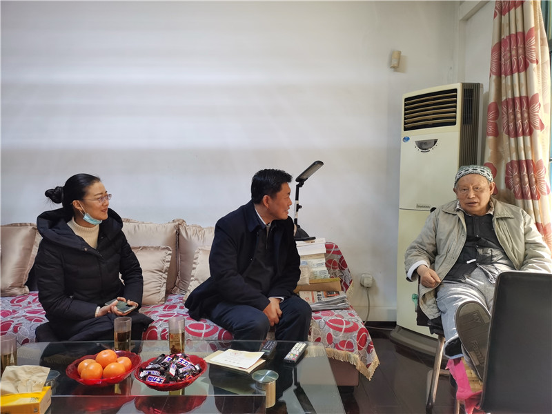 省作协党组成员、机关党委书记李铁看望慰问省作协离休老干部唐大同.jpg