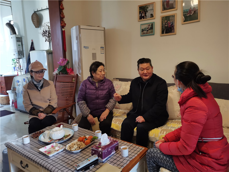 省作协党组成员、秘书长张渌波看望慰问困难遗属周克芹夫人张月英.jpg