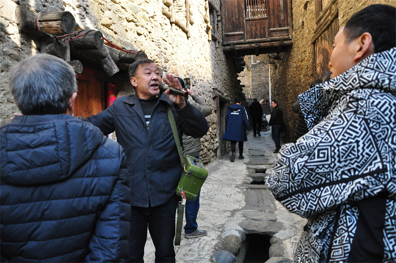 02 艺术家们在灞州镇“羌人谷”参观.JPG