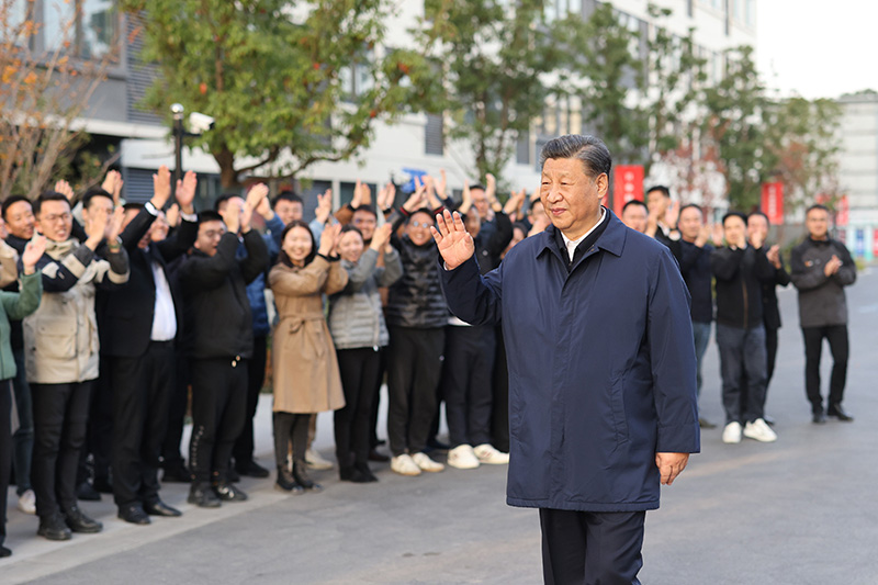 习近平在上海考察时强调
聚焦建设“五个中心”重要使命
加快建成社会主义现代化国际大都市
返京途中在江苏盐城考察
蔡奇陪同考察「相关图片」