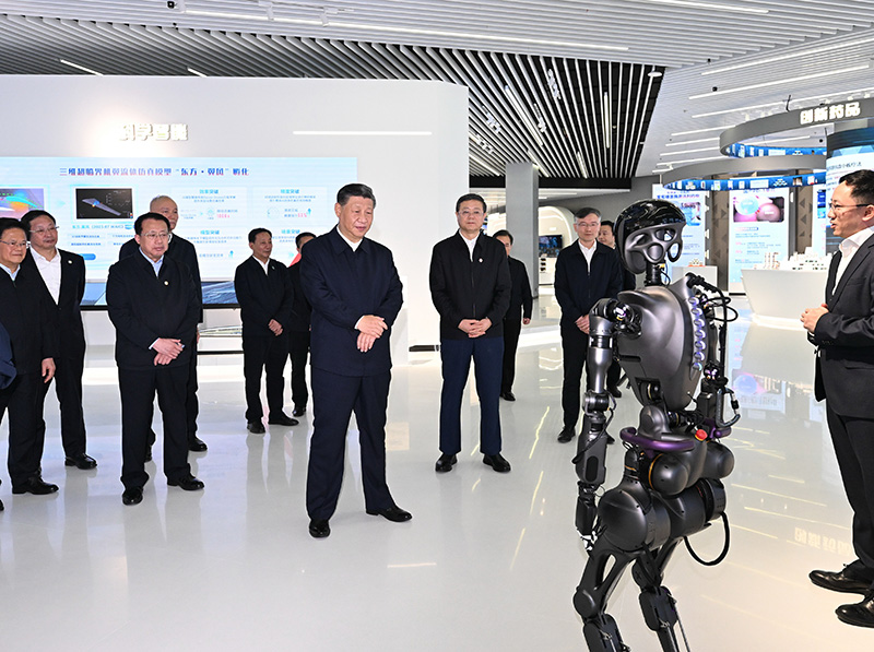 习近平在上海考察时强调
聚焦建设“五个中心”重要使命
加快建成社会主义现代化国际大都市
返京途中在江苏盐城考察
蔡奇陪同考察「相关图片」