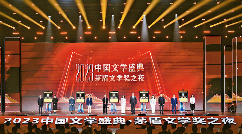 2023年11月19日晚,由中国作家协会、浙江省人民政府主办的“2023中国文学盛典·茅盾文学奖之夜”在浙江省桐乡市乌镇互联网国际会展中心隆重举行。图为5位获奖作家与获奖作品编辑共同上台,在镌刻有获奖书名、获奖作者、编辑姓名的书型装置上留下金色手印。 中国作协供图