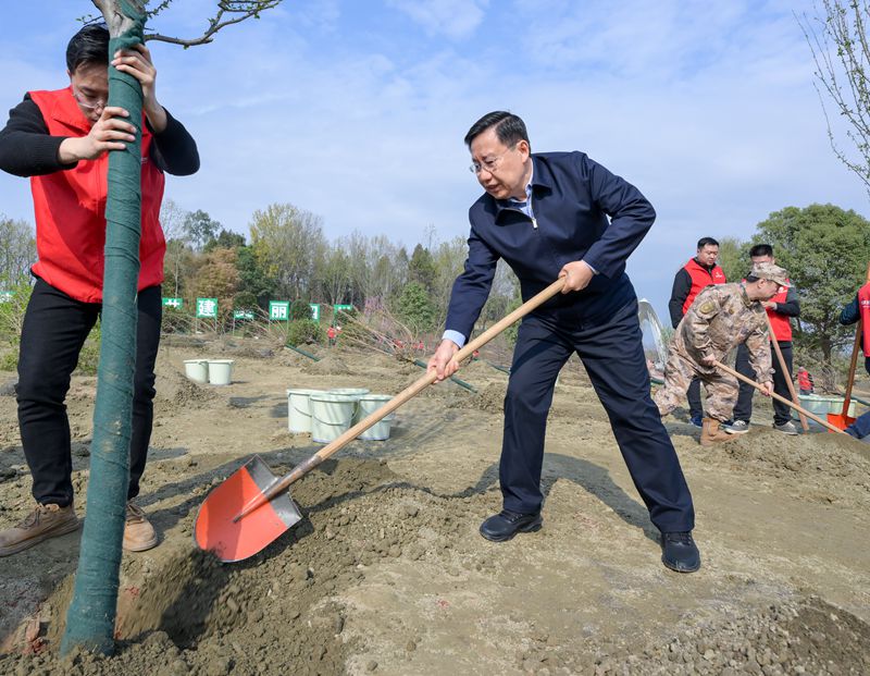 四川省和成都市党政军领导参加2024年义务植树活动
坚持不懈植绿护绿兴绿
持续用力推进美丽四川建设
王晓晖黄强施小琳张践姜平等参加「相关图片」