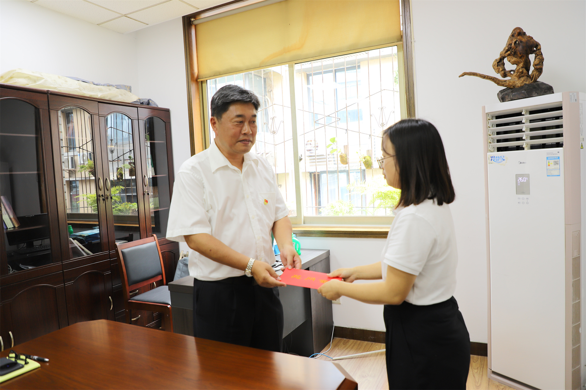 https://www.sczjw.net.cn:443/cms-web/ueditor/download?id=1089744770457976832