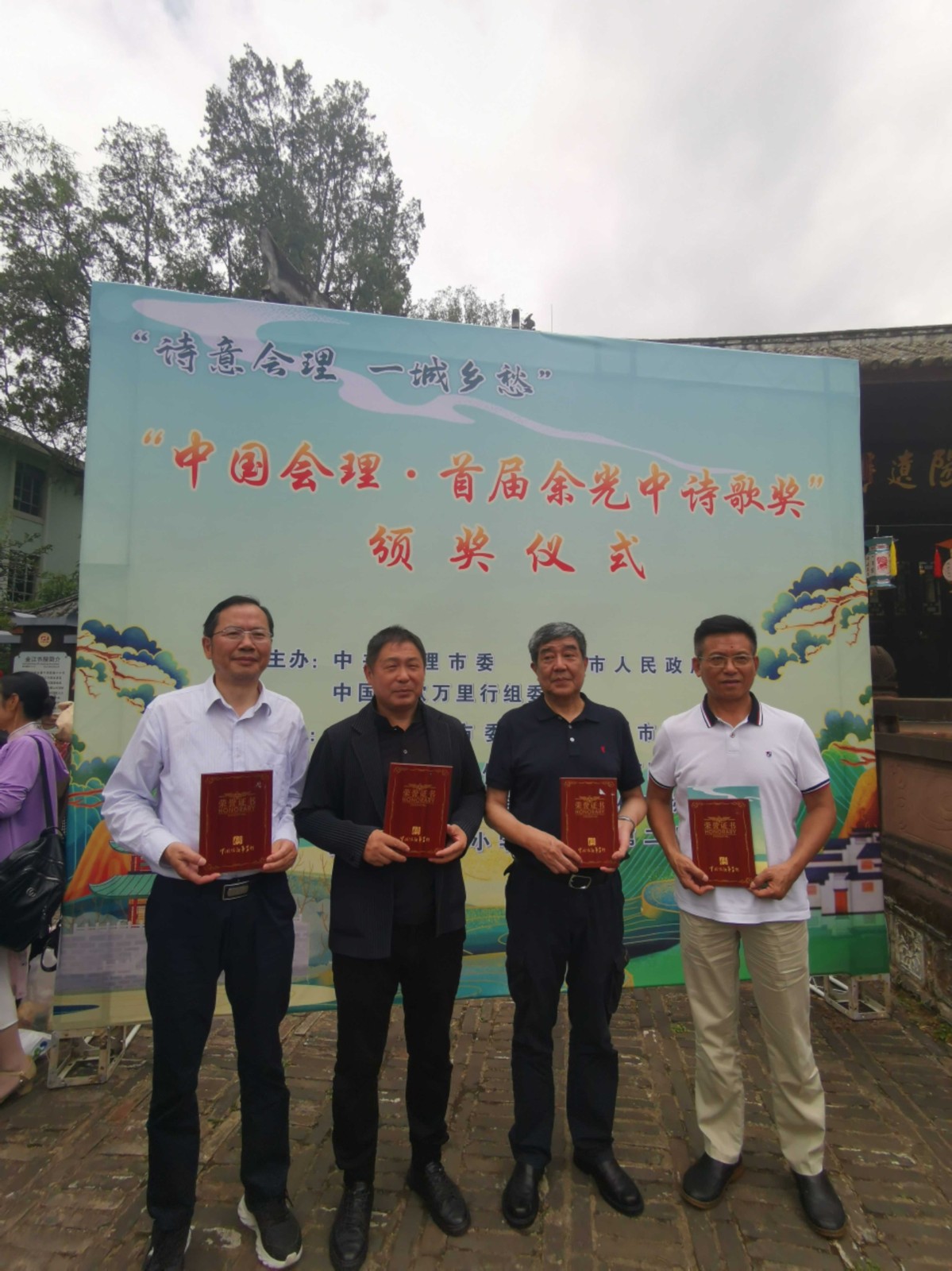 https://www.sczjw.net.cn:443/cms-web/ueditor/download?id=817550423772020736